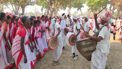 सरहुल की निकली शोभायात्रा, नगाड़े और मांदर की थाप से गूंजा गुमला, पारंपरिक वेशभूषा में शामिल हुए लोग