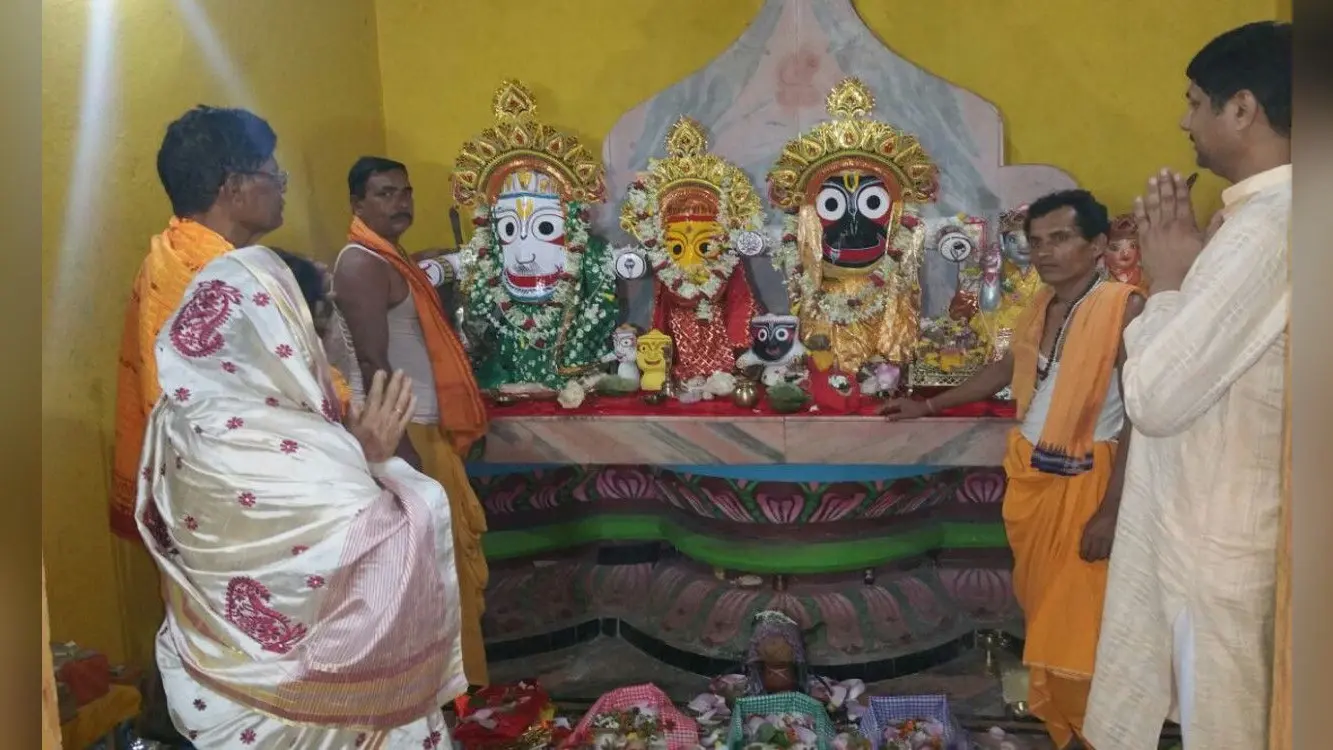 Kartik Purnima 2020 : सरायकेला में सैकड़ों लोगों ने लगायी आस्था की डुबकी, मंदिरों में पहुंचे श्रद्धालु