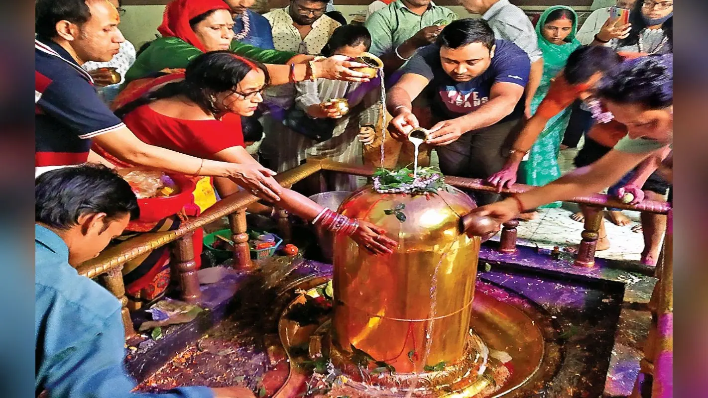 Sawan Somwar 2023: अधिकमास का पहला सोमवार पर बन रहा अद्भुत संयोग, इस दिन ये चीजें अर्पित करने से चमकेगी किस्मत