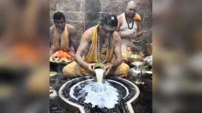Sawan 2020: सावन के 12 दिन में 16 लाख से अधिक श्रद्धालुओं ने किये बाबा बैद्यनाथ के दर्शन, विनोद झा ने षोड्शोपचार विधि से की पूजा