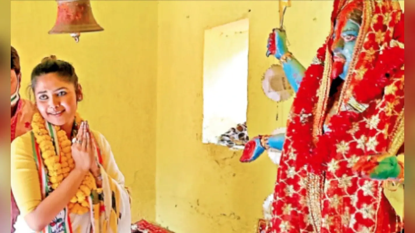 आसनसोल दक्षिण विधानसभा क्षेत्र में पहुंचीं अभिनेत्री से नेता बनीं सायोनी घोष, काली मंदिर में की पूजा-अर्चना