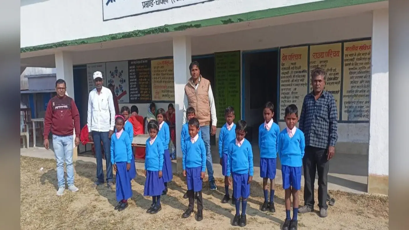 Jharkhand News: नये लुक में दिख रहे सरकारी स्कूल के बच्चे, स्कूल का भी कलर होगा चेंज