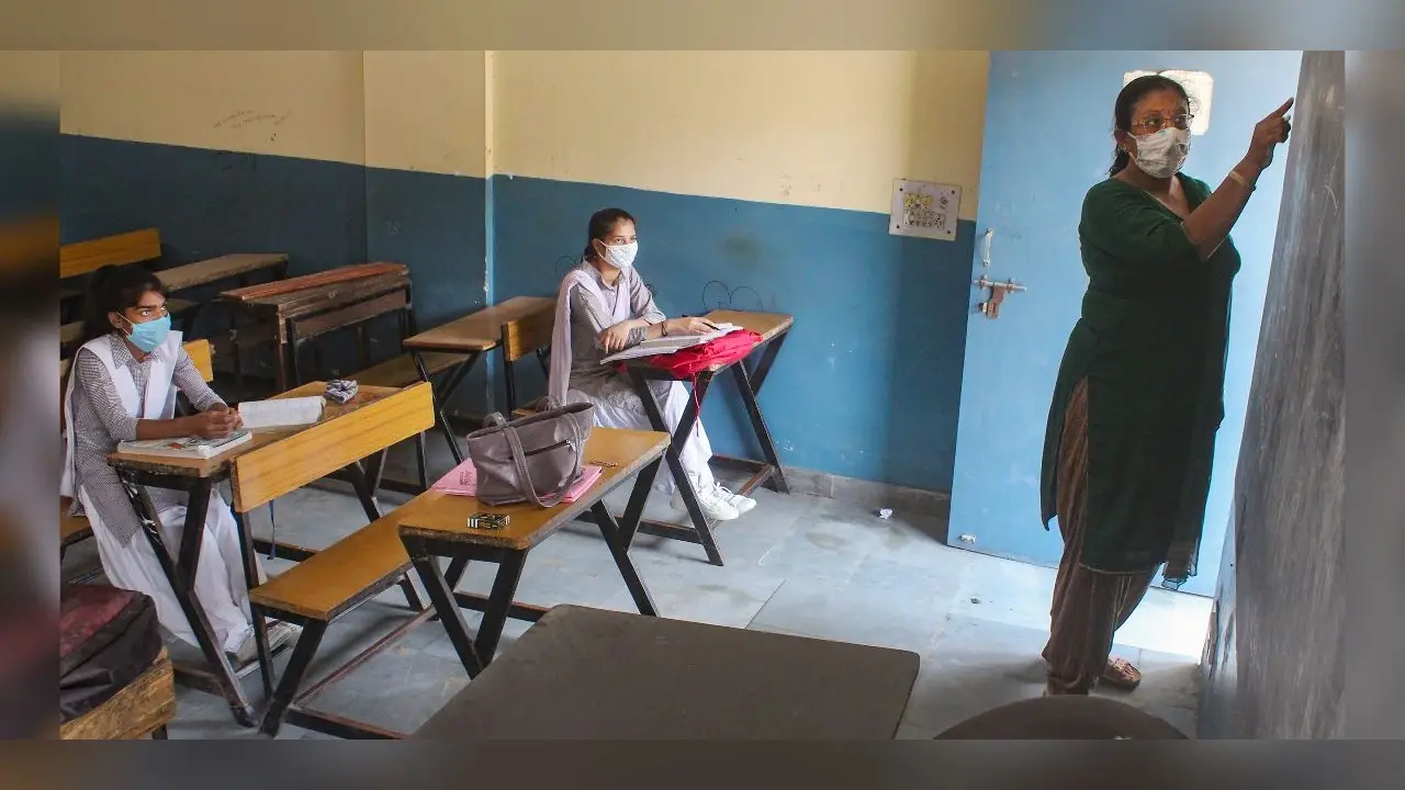 Delhi School News : दिल्ली में जल्द खुलेंगे छठी से 8वीं तक के स्कूल! जानें झारखंड-बंगाल का हाल