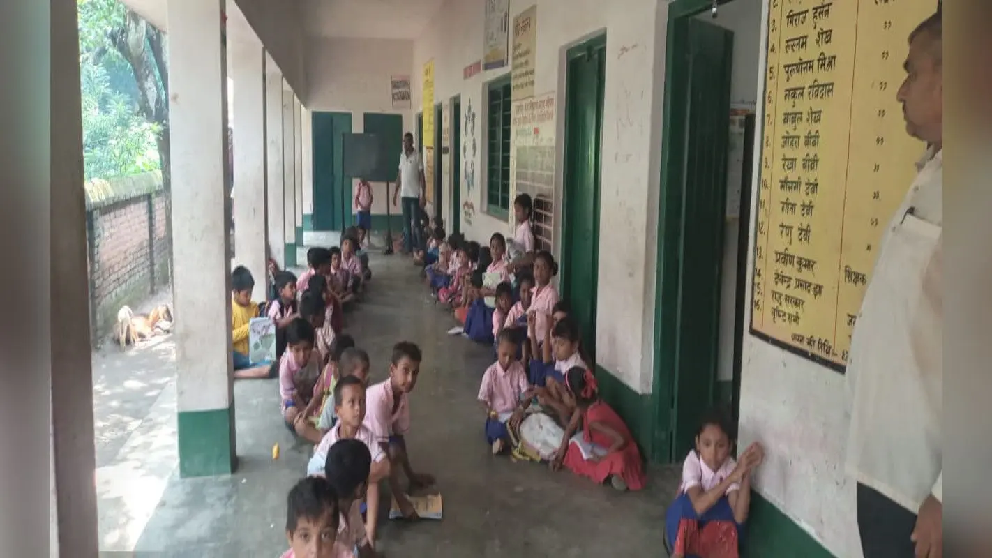 झारखंड का एक ऐसा सरकारी स्कूल जहां आज भी जमीन पर बैठकर पढ़ाई करते हैं बच्चे, जानें कारण
