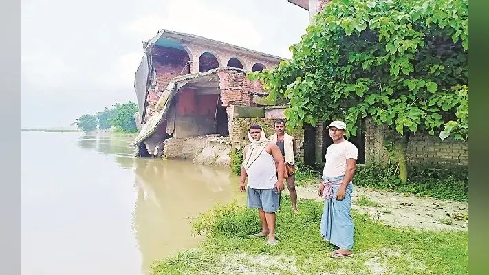 Bihar: महानंदा के जल के स्तर में बढ़ोतरी जारी, चपेट में 15 पंचायत, तेज कटाव से पानी में समाया विद्यालय का भवन