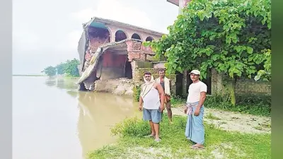 Bihar: महानंदा के जल के स्तर में बढ़ोतरी जारी, चपेट में 15 पंचायत, तेज कटाव से पानी में समाया विद्यालय का भवन