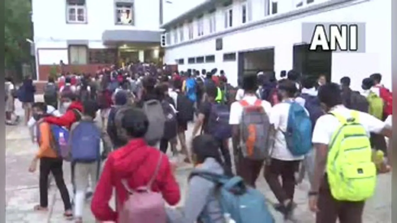 School Reopen : महाराष्ट्र में फिर से खुल गए 1-12वीं तक के स्कूल, बच्चों ने कहा- प्रोटोकॉल का करेंगे पालन