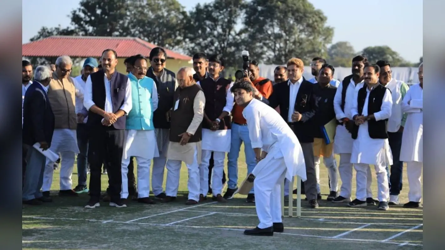 क्रिकेट मैच के दौरान मंत्री ज्योतिरादित्य सिंधिया के शॉट से भाजपा कार्यकर्ता घायल, माथे पर लगे कई टांके