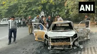 UP News: नोएडा में चलती कार में लगी आग, पार्टी से लौट रहे दो इंजीनियर दोस्त जिंदा जले