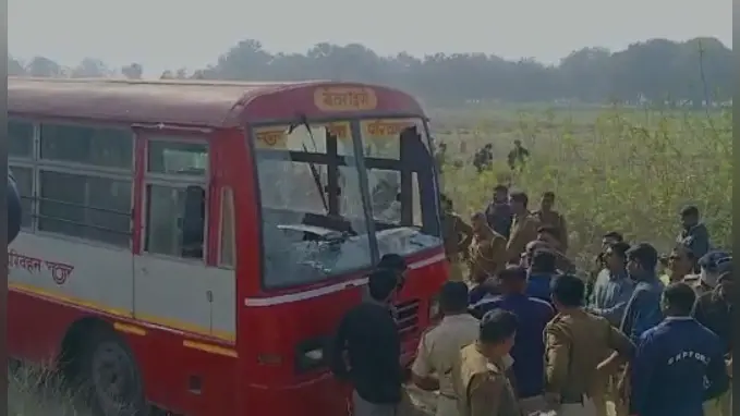 प्रयागराज में पुलिस टीम की बस पर पथराव, मतदान कराने भदोही जा रही थी टीम