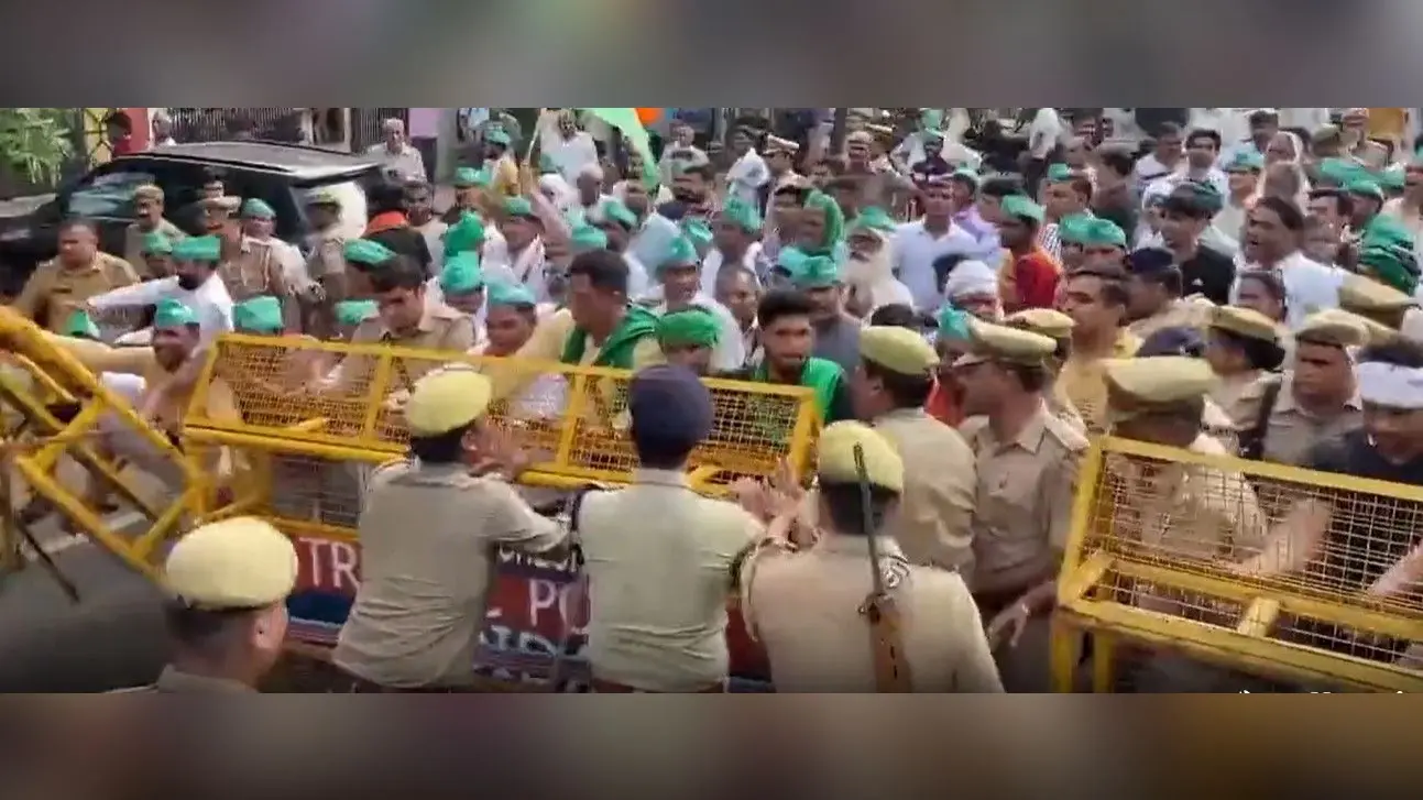 UP News : आंदोलनरत किसानों ने विधायक पंकज सिंह का कार्यालय घेरा, पुलिस से हुई झड़प, फोर्स तैनात