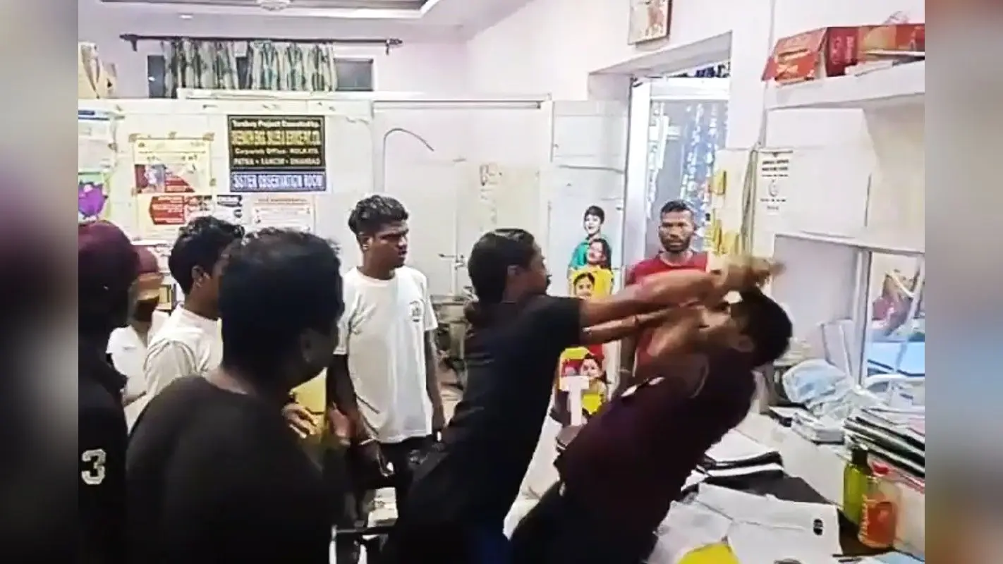 MGM में बच्ची की मौत से आक्रोशित परिजनों ने ऑन ड्यूटी डॉक्टर को पीटा, विरोध में ओपीडी बंद
