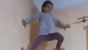 Spiderman daughter: स्पाइडर मैन है ये बच्ची! पलक झपकते ही चढ़ जाती है दीवार, सोशल मीडिया पर धूम मचा रहा VIDEO