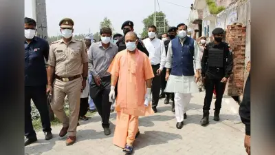 UP News: सीएम योगी का होने वाला था कार्यक्रम, ऑडिटोरियम में रिवॉल्वर लेकर घुस गया युवक