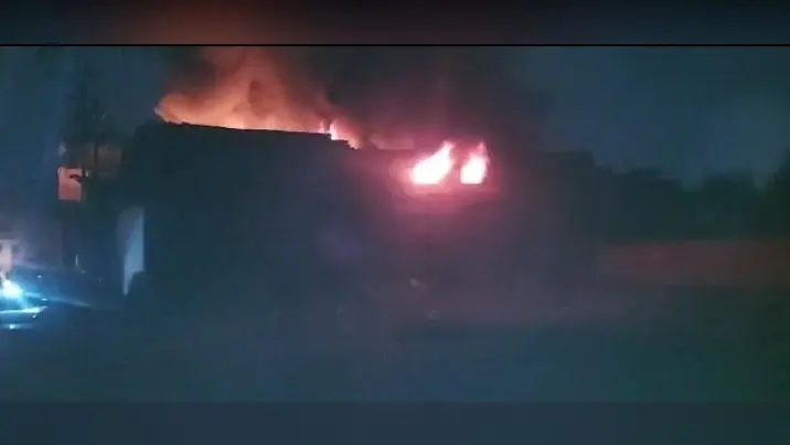Agra News: जूते के सोल का दाना बनाने वाली फैक्ट्री से लगी भीषण आग, 5 घंटे की मशक्कत के बाद पाया आग पर काबू