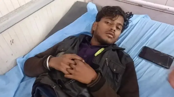 Agra News: युवक को दीवार पर पोस्टर चिपकाना पड़ा भारी, मकान मालिक ने चोर समझकर मारी गोली