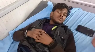 Agra News: युवक को दीवार पर पोस्टर चिपकाना पड़ा भारी, मकान मालिक ने चोर समझकर मारी गोली