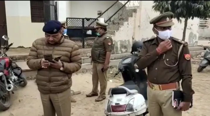 Agra News: आगरा में पति-पत्नी ने घर में की आत्महत्या, दो बेटियां मिली बेहोश, एक की मौत