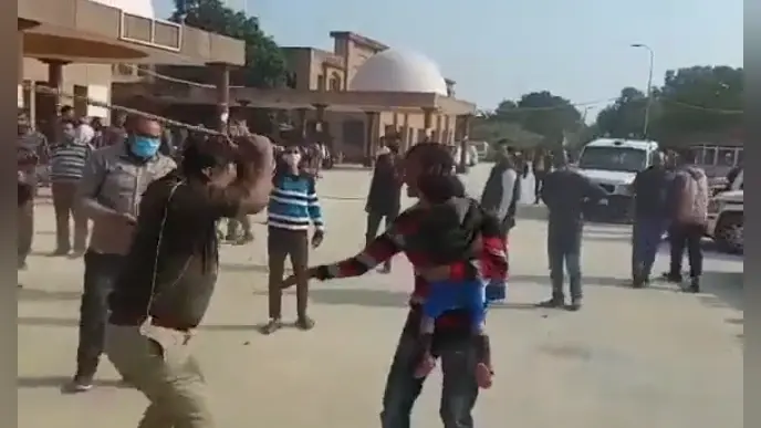 बच्चे को गोद में लिए युवक को लाठियों से धुन रहा दारोगा, कानपुर में यूपी पुलिस की बर्बरता का वीडियो वायरल