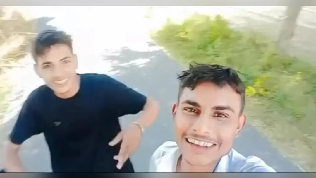 VIDEO : “अभी तो सिर्फ एक गोली मारी है, 39 अभी बाकी हैं ” Agra में छात्रों ने टीचर को गोली मारकर रील बनाई