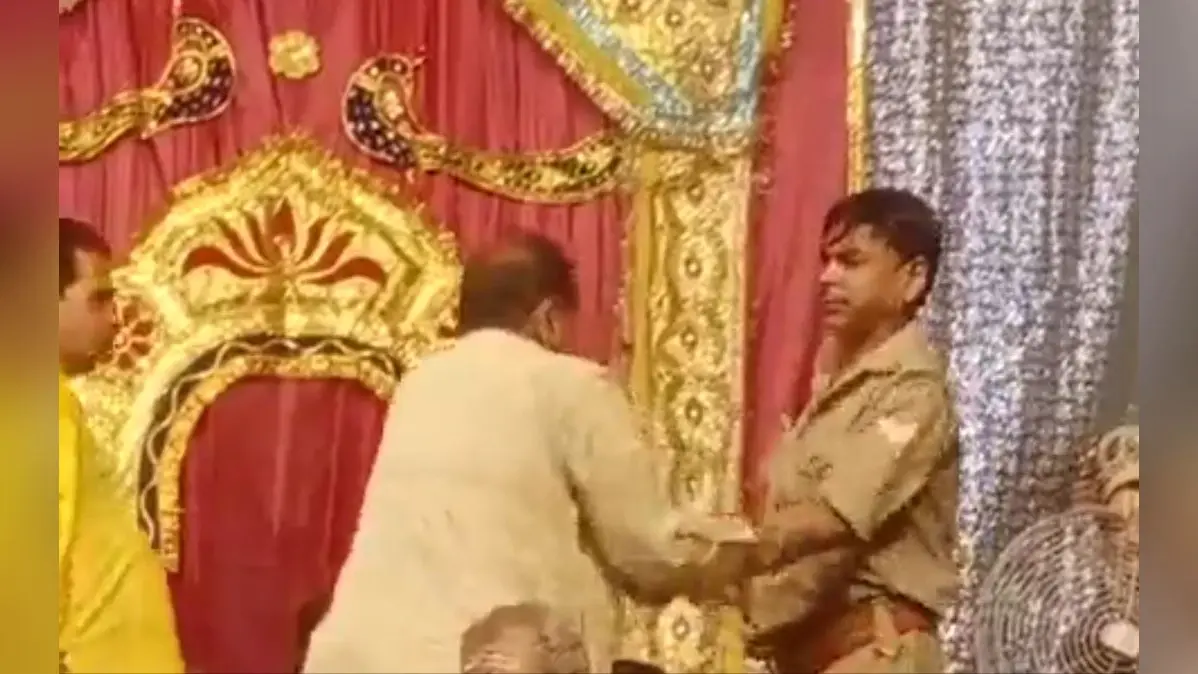 आगरा में रामलीला के मंच पर चढ़ने वाला रेलवे पुलिस का सिपाही निलंबित, कार्रवाई होते ही बाबा बनने का ऐलान किया