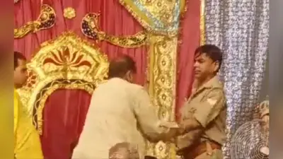 आगरा में रामलीला के मंच पर चढ़ने वाला रेलवे पुलिस का सिपाही निलंबित, कार्रवाई होते ही बाबा बनने का ऐलान किया