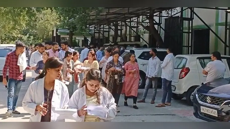 UP News: दो महीने बाद शुरू हुई बीएएमएस की परीक्षाएं, आगरा विश्वविद्यालय ने अपलोड किया गलत एडमिट कार्ड