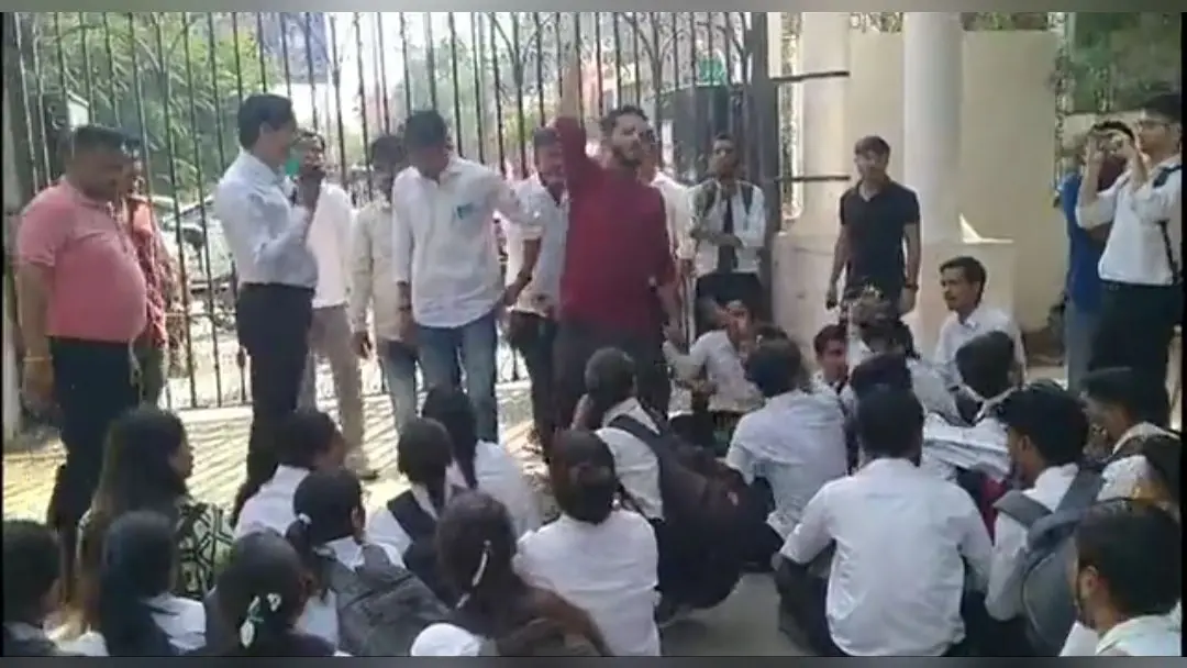 Agra : डॉक्टर भीमराव अंबेडकर विश्वविद्यालय के रिजल्ट में गड़बड़ी, नंबर कम देने पर छात्रों ने दिया धरना