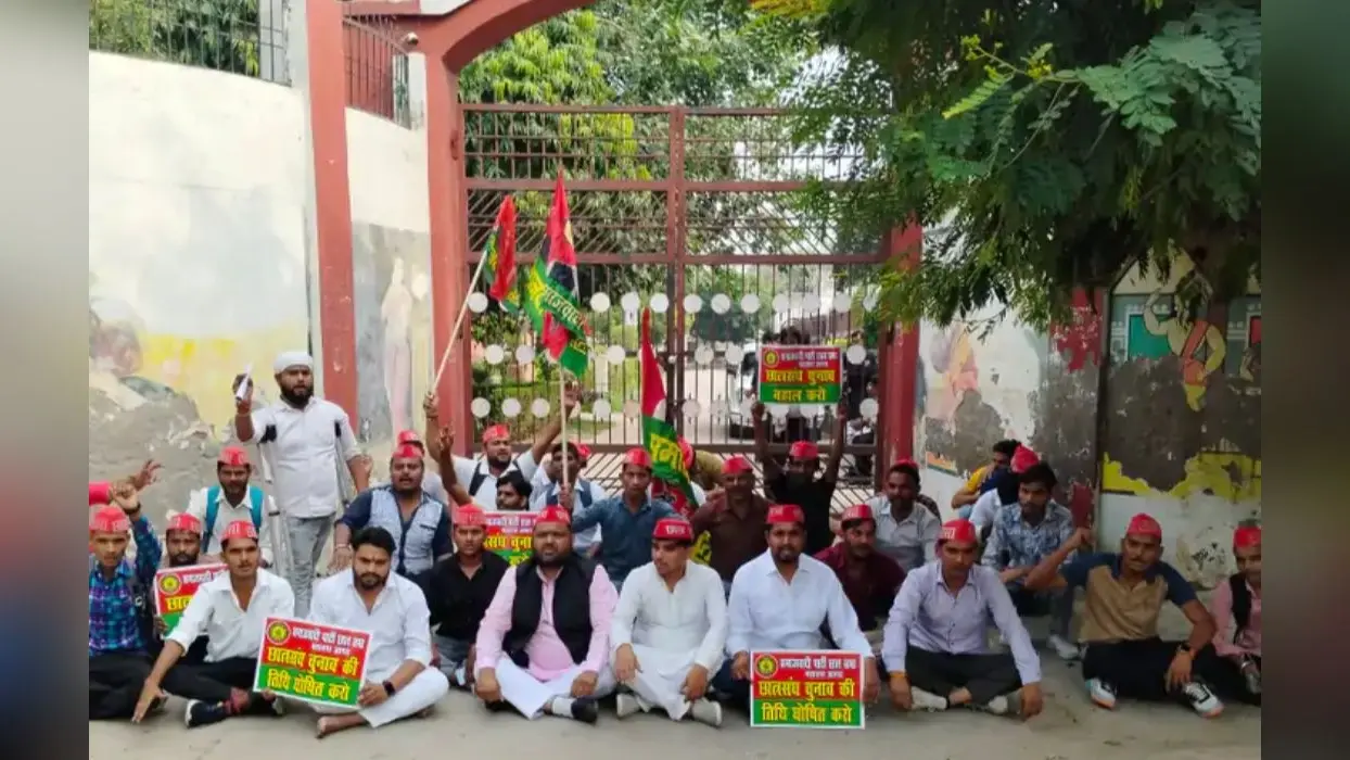 DBRAU : छात्र सभा के कार्यकर्ताओं ने विश्वविद्यालय के गेट पर ताला डाला