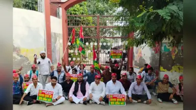 DBRAU : छात्र सभा के कार्यकर्ताओं ने विश्वविद्यालय के गेट पर ताला डाला