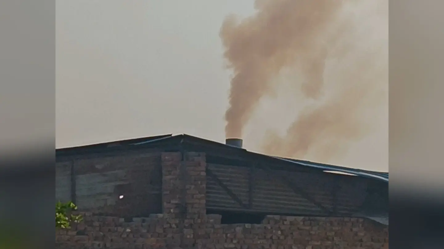 Agra Pollution: आगरा में जहरीली हुई हवा, खुले में जलने वाला कूड़ा और कारखानों का धुआं सांसों के लिए बना संकट