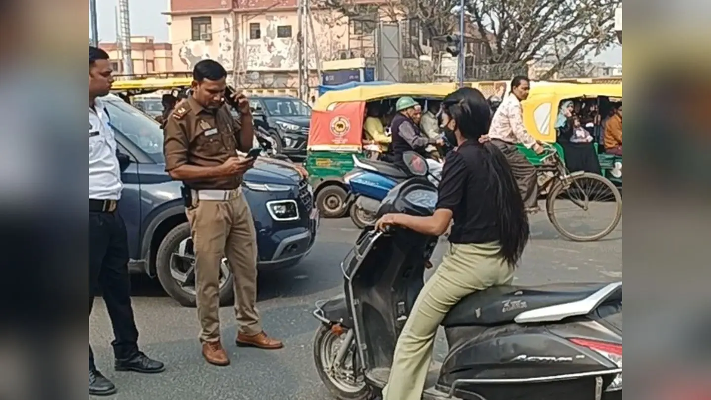 UP News : ट्रैफिक नियम तोड़ने वाले 35000 लोगों से आगरा पुलिस ने 19 दिन में वसूले 17 लाख
