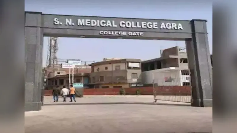Agra News: सांस के मरीजों के लिए एसएन मेडिकल कॉलेज में बनाया गया आकस्मिक वार्ड, 24 घंटे डॉक्टरों की तैनाती