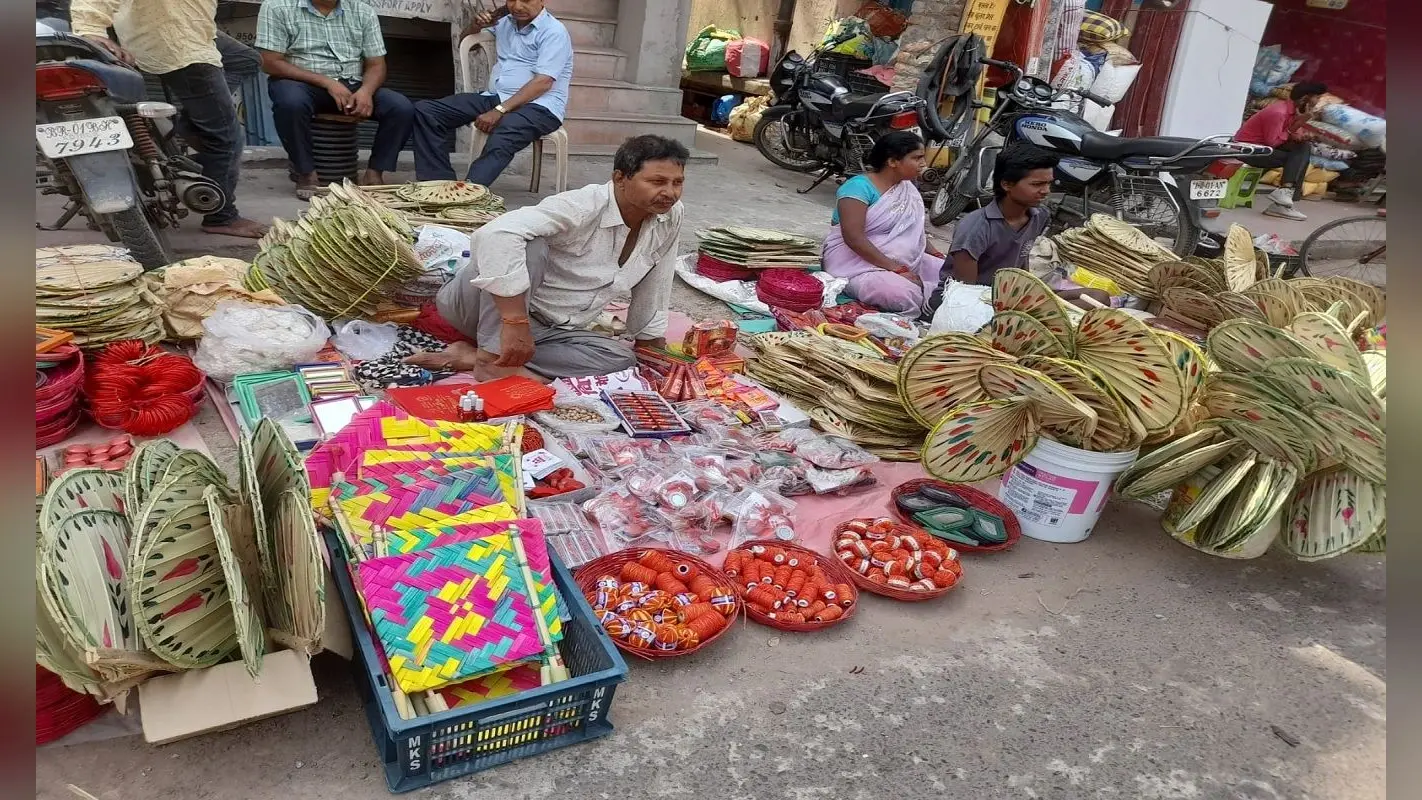 वट सावित्री व्रत: पटना के बाजारों में देर रात तक खरीदारी करती रहीं महिलाएं, 15 फीसदी तक कीमतों में हुआ इजाफा