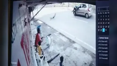 आगरा: साइकिल सवार को कार ने मारी टक्कर, हवा में उछला फिर सिर के बल गिरकर मौत, CCTV वीडियो आया सामने