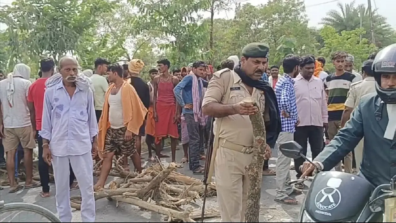 बिहार: समस्तीपुर में अनियंत्रित वाहन ने बाइक सवार दो भाई को कुचला, आक्रोशित लोगों ने सड़क जाम कर किया प्रदर्शन