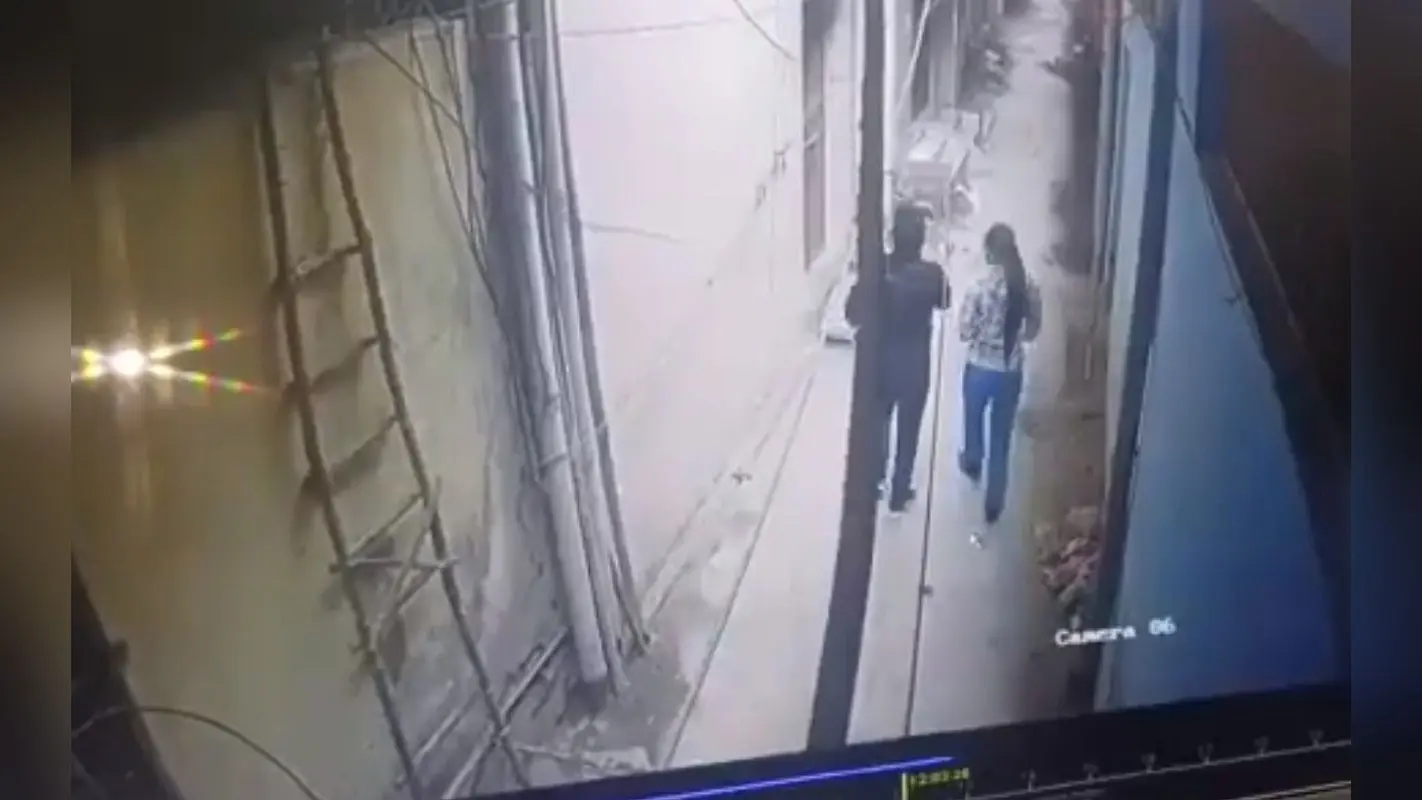 Delhi Crime: दोस्ती ना करने से नाराज युवक ने युवती पर चाकू से किया हमला! देखें CCTV वीडियो