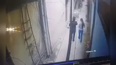 Delhi Crime: दोस्ती ना करने से नाराज युवक ने युवती पर चाकू से किया हमला! देखें CCTV वीडियो