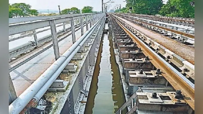 Bihar Flood: जमालपुर-भागलपुर रेलखंड पर चढ़ा गंगा का पानी, ट्रेनें ठप, एनएच-80 पर चल रही नाव
