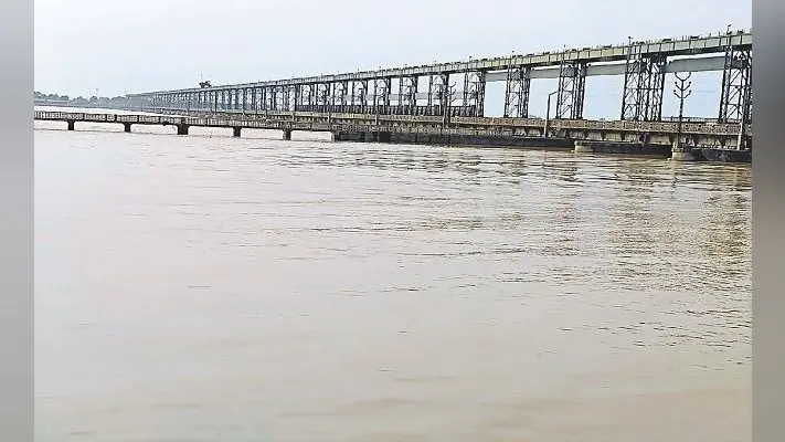 गंडक नदी का तेजी से बढ़ा जलस्तर, सदर प्रखंड के दो दर्जन गांवों का मुख्यालय से कटा संपर्क