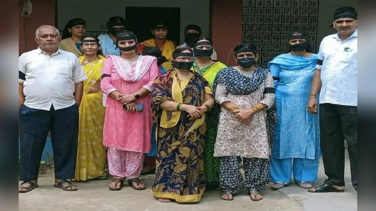 बिहार: छात्रों ने नकारा केके पाठक का फरमान! राखी पर नहीं पहुंचे स्कूल, शिक्षकों ने काली पट्टी बांध जताया विरोध
