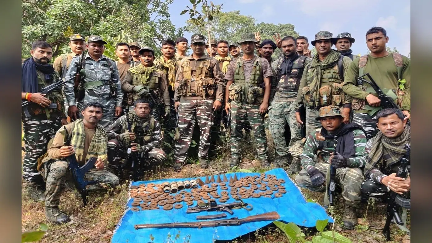 Jharkhand Naxal News: लातेहार पुलिस को नक्सलियों के खिलाफ बड़ी सफलता, इंसास राइफल और विस्फोटक बरामद