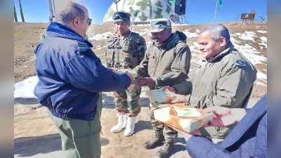 सीडीएस जनरल अनिल चौहान ने जम्मू-कश्मीर में नियंत्रण रेखा पर मनाई दीपावली, जवानों को मिठाई खिलाकर दी बधाई