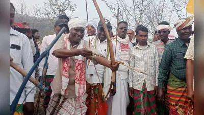 जमशेदपुर : सेंदरा वीर पहुंचे दलमा, कल चढ़ेंगे पहाड़, महिलाएं उतार देती हैं सुहाग चिह्न, जानें क्यों?