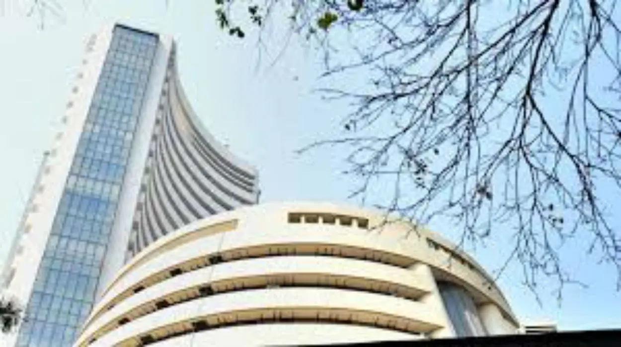 रिटेल मार्केट में नरम पड़ी महंगाई तो शेयर बाजार में बूम, सेंसेक्स 328 प्वाइंट चढ़ा