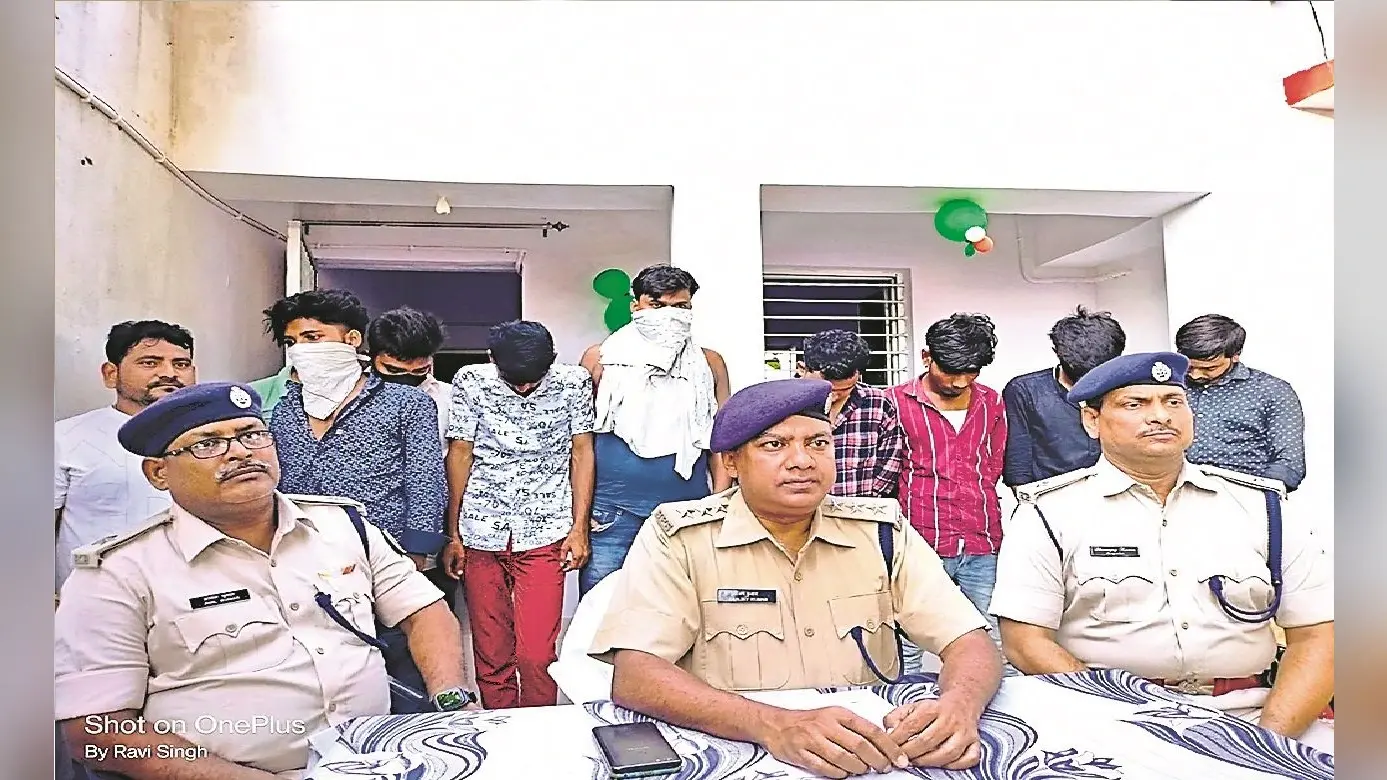 Bihar News : मोतीहारी के होटल में चल रहा था देह व्यापार का धंधा, संचालक सहित 10 गिरफ्तार