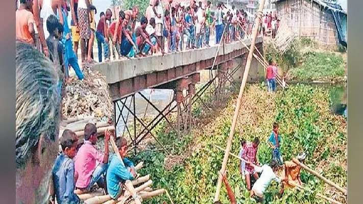 कमला-बलान नदी की उपधारा का जलस्तर बढ़ा, ग्रामीणों के प्रयास से भी नहीं बचा पुल का संपर्क पथ, मुख्यालय से संपर्क भंग