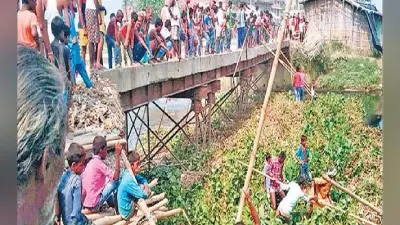 कमला-बलान नदी की उपधारा का जलस्तर बढ़ा, ग्रामीणों के प्रयास से भी नहीं बचा पुल का संपर्क पथ, मुख्यालय से संपर्क भंग
