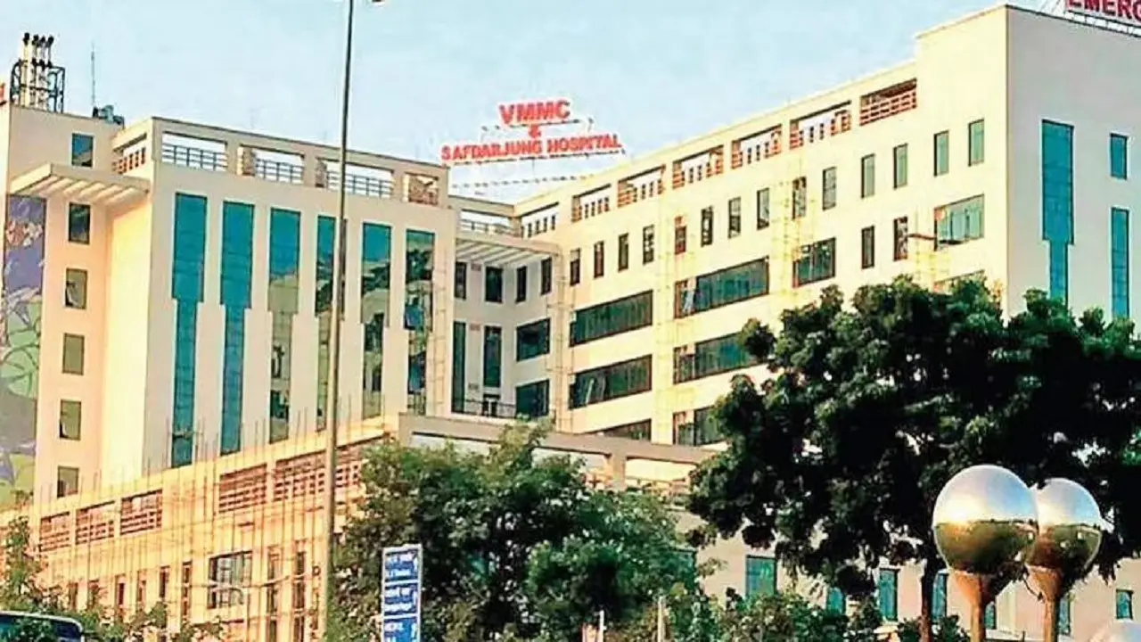 Delhi: सफदरजंग अस्पताल के बाहर महिला द्वारा बच्चे को जन्म का मामला, स्वास्थ्य मंत्रालय ने मांगी रिपोर्ट