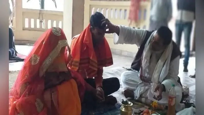 Bihar: भागलपुर में दो बच्चों की मां ने पड़ोस के युवक से रचायी शादी, घर में नहीं मिली एंट्री, धरने पर बैठे
